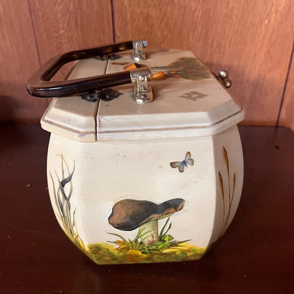 Unique Vintage Mushroom Picnic Basket / Box - Picture 3 of 6